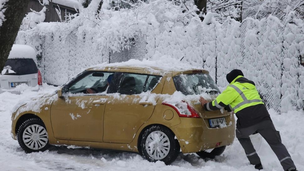 Ce NU trebuie să faci dacă ai rămas cu mașina blocată în zăpadă? Greșeala pe care o comit mulți șoferi