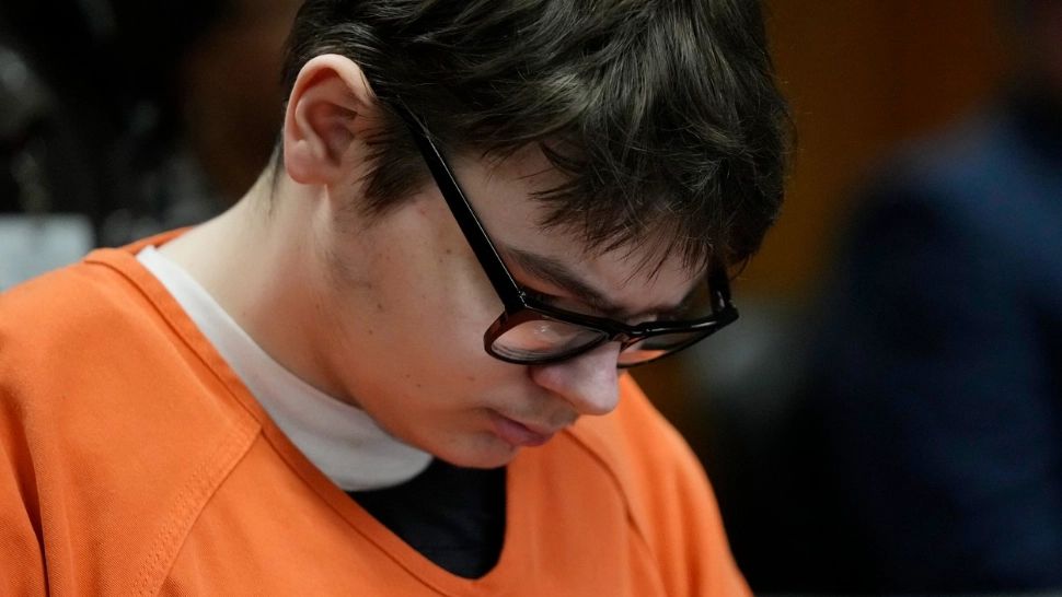Adolescentul din Michigan care şi-a împuşcat mortal 4 colegi, condamnat la închisoare pe viață. Părinţii lui, acuzaţi şi ei 