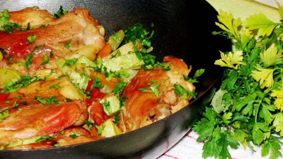 Pulpe de pui la tigaie cu sos de vin - Cea mai simplă și rapidă rețetă: 3 trucuri care le fac suculente