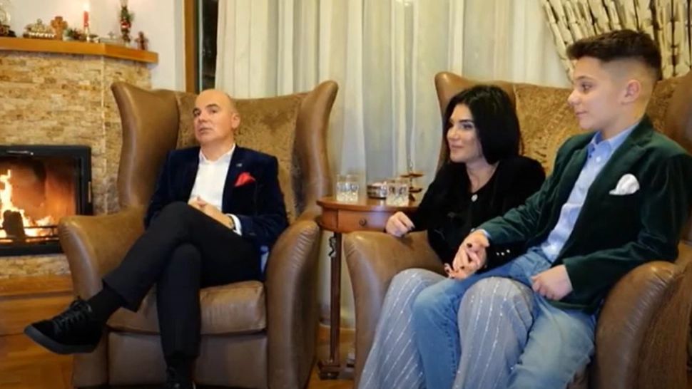 Interviu inedit de Sărbători cu Rareș Bogdan și familia sa - Povestea de dragoste a politicianului - Cum și-a cunoscut soția - VIDEO