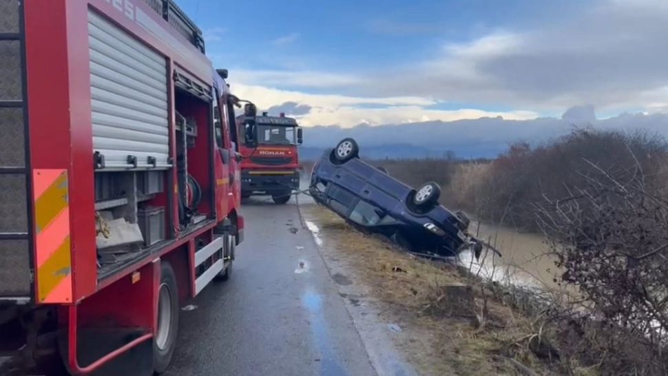 Sfârșit tragic pentru un copil de 13 ani, mama și bunica sa, după ce mașina în care se aflau s-a răsturnat într-un șanț plin cu apă