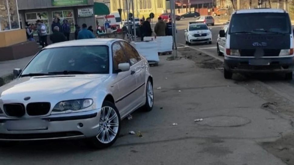 Șicanare în trafic dusă la extrem. Bărbat călcat intenționat cu mașina și târât pe trotuar