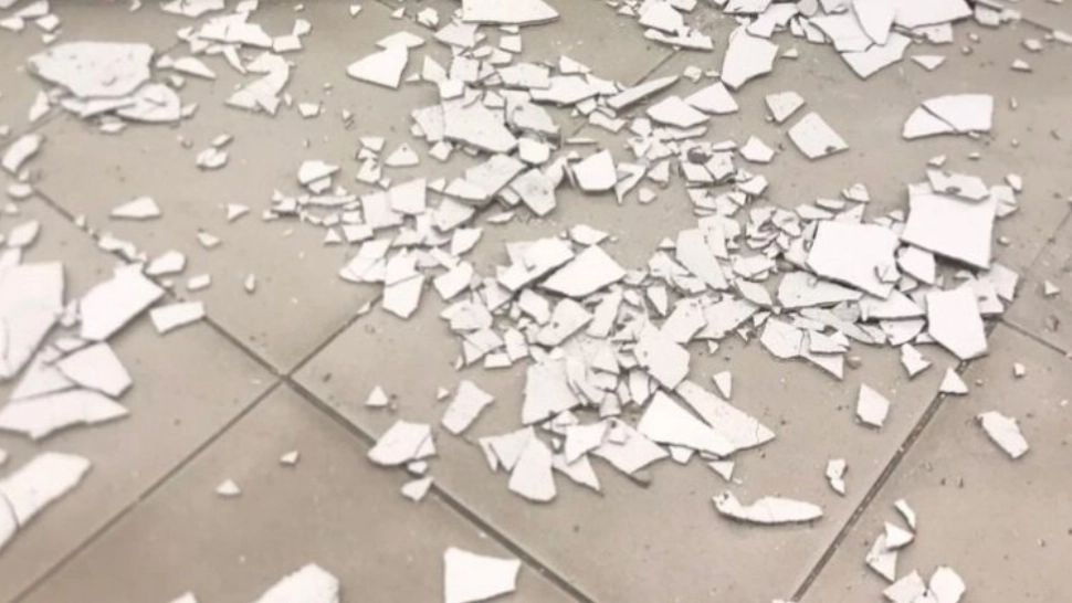 Incident șocant într-un supermarket din Pitești - Tavanul s-a prăbușit - Zeci de oameni în pericol