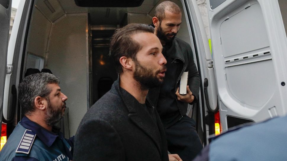 Frații Tate fac Crăciun românesc. Au cerut judecătorilor să plece acasă, dar au fost refuzați