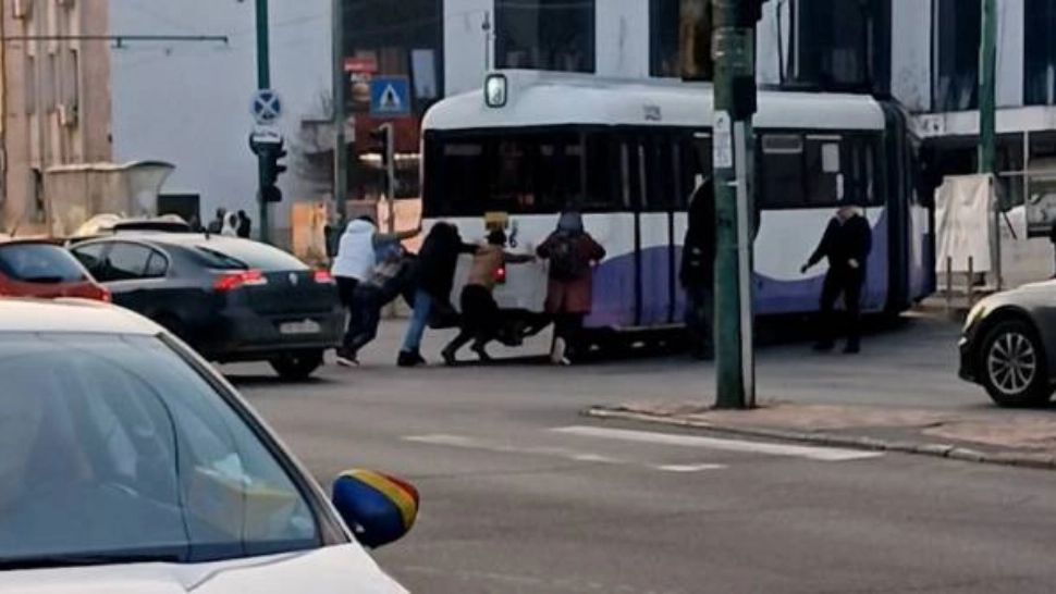 Tramvai împins de pasageri, după ce a rămas blocat pe șine. S-a întâmplat în capitala culturală europeană Timișoara - VIDEO
