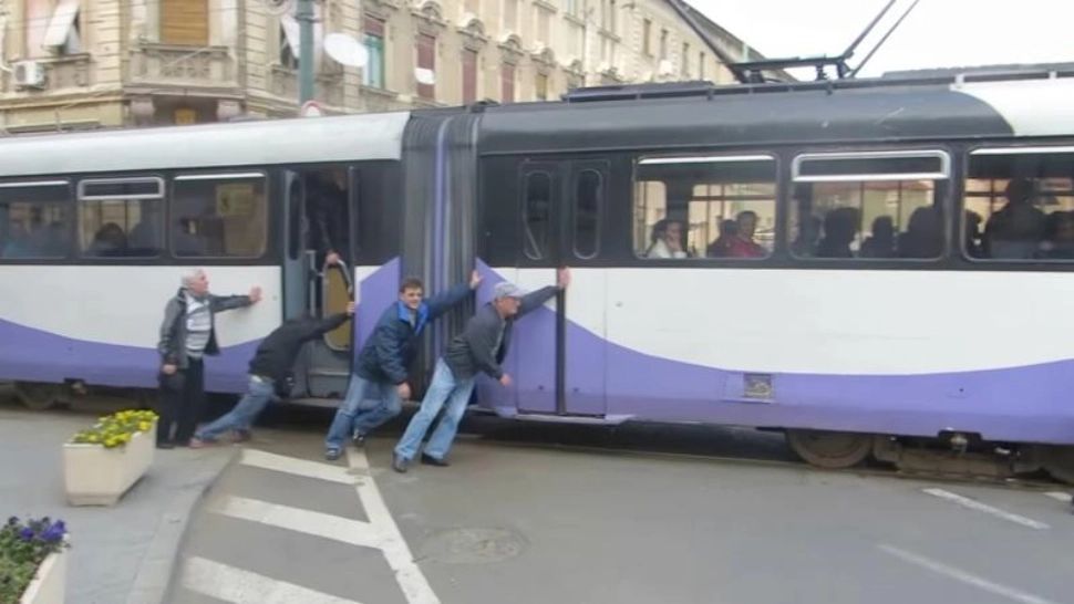 Tramvai împins de călători după ce s-a oprit în mijlocul unei intersecții din Timișoara - VIDEO