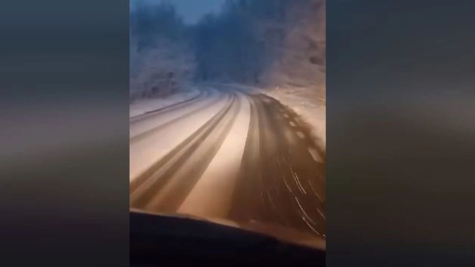 Dezastru pe șosele după urgia albă - Șoferii români, surprinși de vremea rea