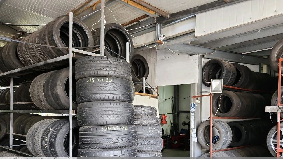 Garda Națională de Mediu a verificat vulcanizările din București - 4.000 de anvelope care au intrat în ţară ca fiind second hand erau, de fapt, deşeuri