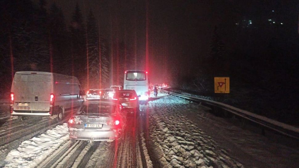 Valea Oltului, blocată de un accident în care au fost implicate 3 mașini. O persoană a fost rănită