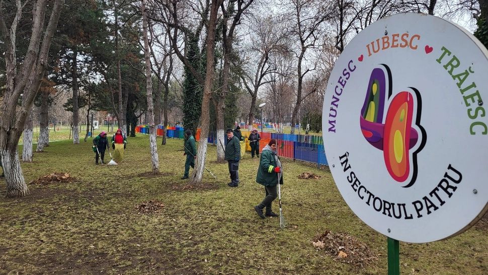 A început prima curățenie generală din acest an, în parcurile din sectorul 4 - POZE