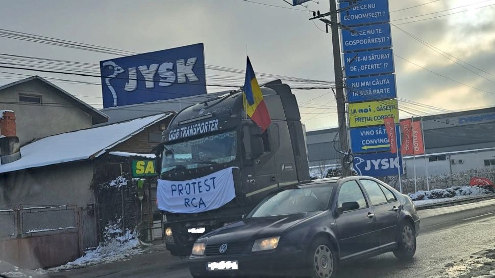 Fermierii și transportatorii sunt de 13 zile în stradă. Protestatarii au pus utilajele în mișcare și merg încet, claxonând