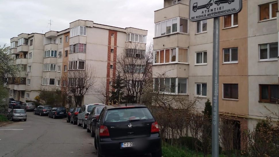 Șofer din Cluj, tupeu fără margini: și-a făcut singur parcare pe trotuar, sub semnul care interzice oprirea - FOTO