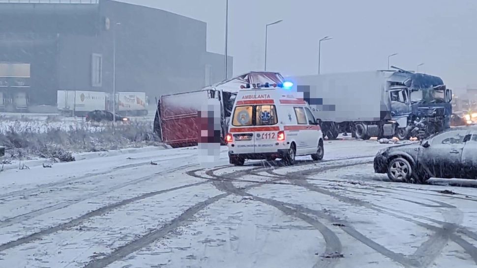 Două TIR-uri și două mașini, implicate într-un grav accident, în județul Neamț. O persoană a decedat şi două au fost rănite - FOTO