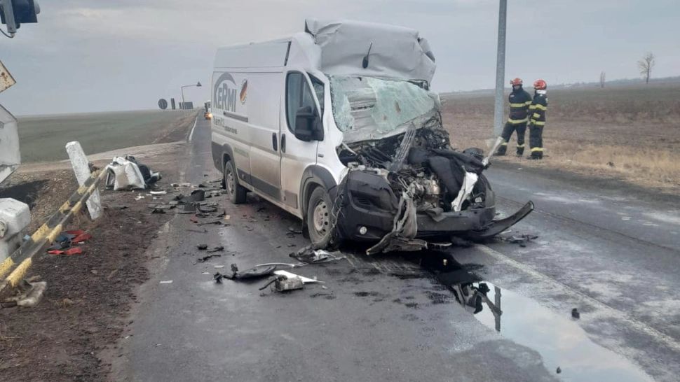 Accident grav, în Brăila: o victimă, după ce s-a izbit violent de un TIR oprit la trecerea de tren - FOTO