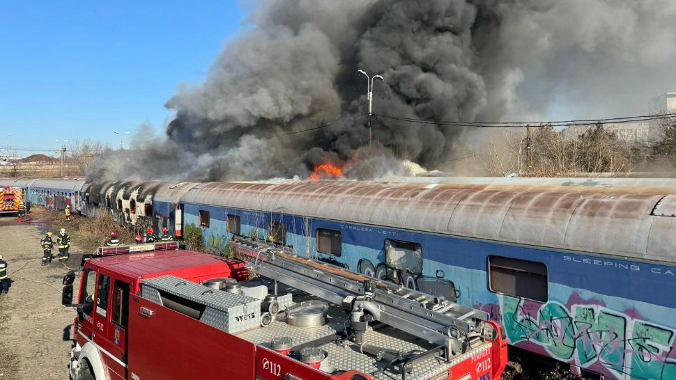 15 vagoane de tren mistuite de flăcări, în apropiere de Podul Grant. Intervenție masivă a pompierilor. S-a emis mesaj RO-Alert