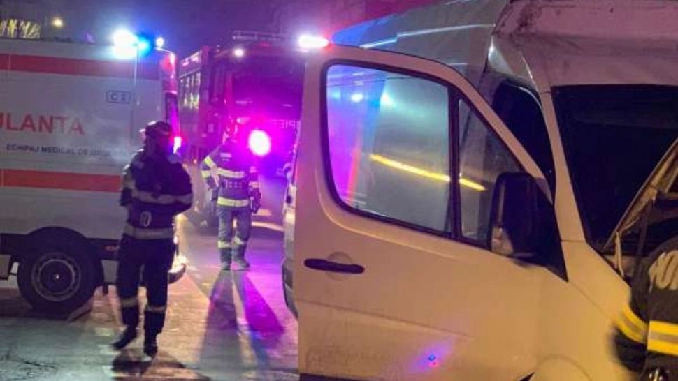Un microbuz s-a blocat sub un pasaj rutier! Şase persoane, rănite