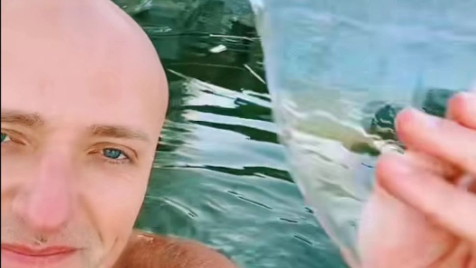 Costi Ioniță face campanie antidrog băgat până la gât în apă înghețată - VIDEO