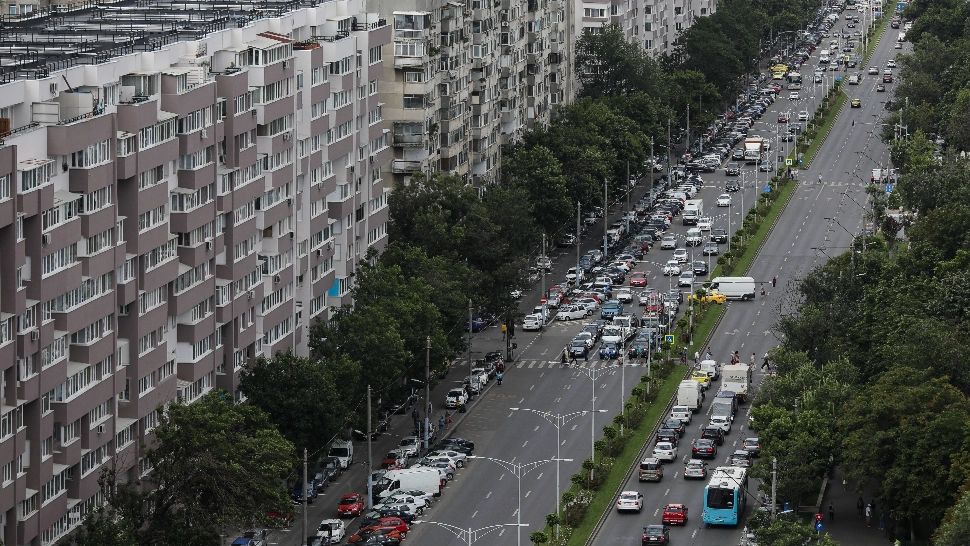 Taxa pe care NU trebuie să o mai plătească românii care stau la parter sau la etajul 1. Reguli pentru traiul la bloc