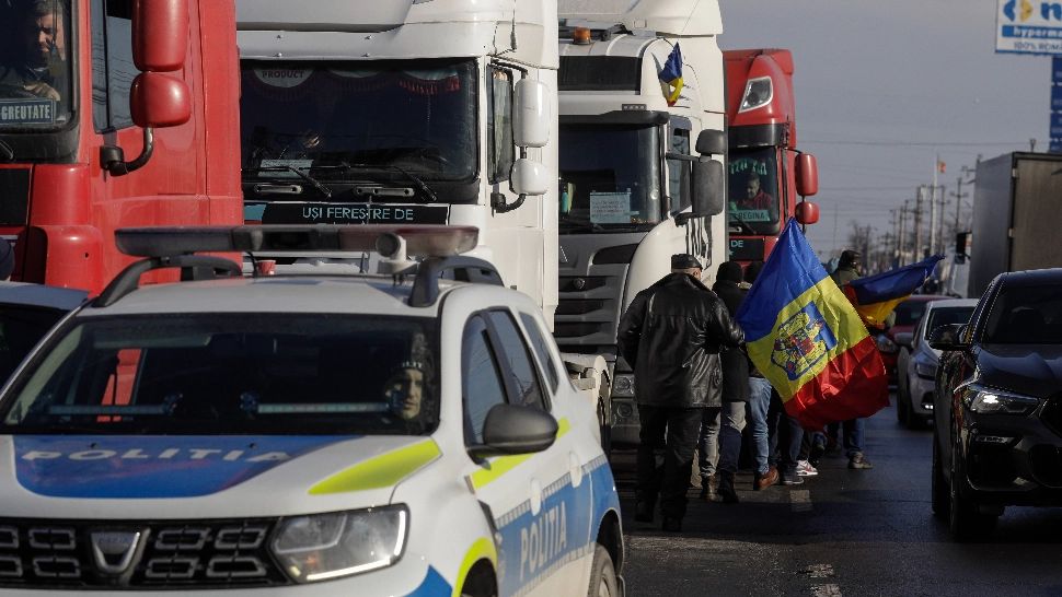 Măsurile anunțate de Guvern, praf în ochii protestatarilor. Fermierii și transportatorii rămân și astăzi în stradă