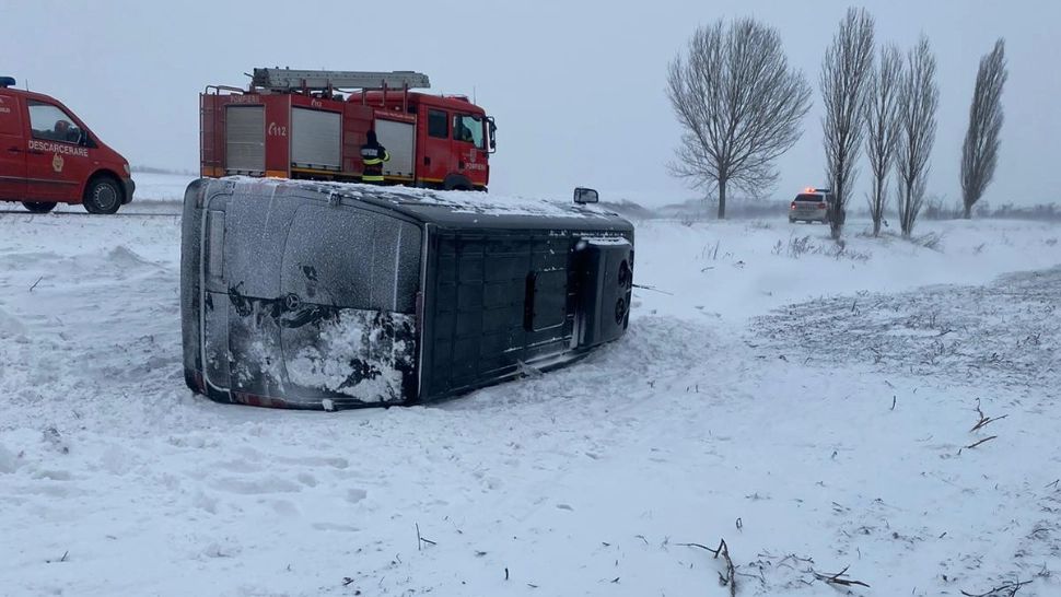 Microbuz plin cu pasageri, răsturnat de vânt, în Galați. A fost activat planul roșu de intervenție: 17 persoane, rănite ușor - VIDEO