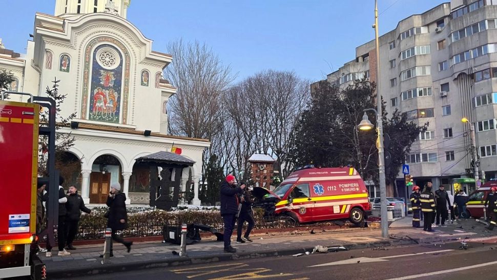 Ambulanță SMURD în misiune, grav accident, la Constanța: 5 victime, între care 3 paramedici. Autospeciala, proiectată în curtea unei biserici - VIDEO