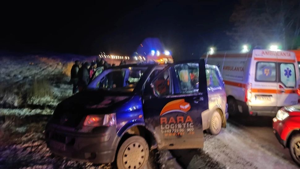 Accident grav, în Sibiu: două victime, după ce un microbuz plin cu pasageri a intrat într-un șanț