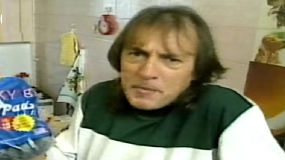 Imagini rare din anii '90. Mihai Constantinescu făcea reclamă "bureților americani cu detergent" - VIDEO