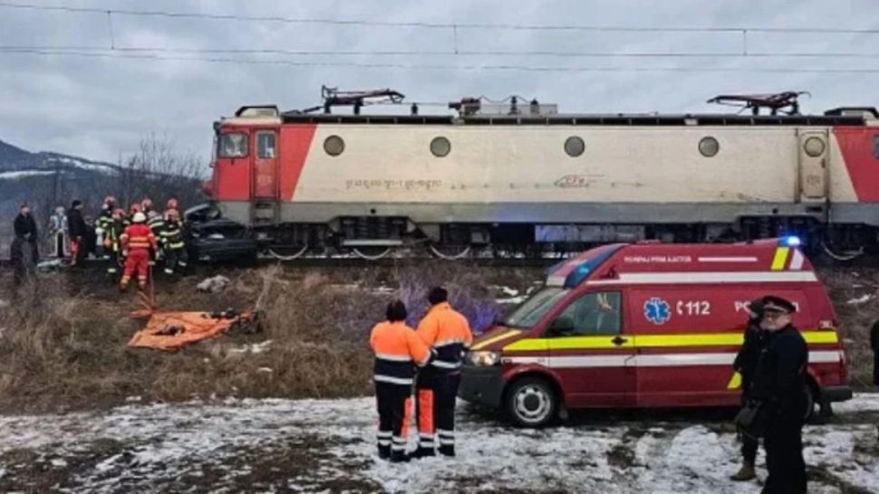 Accident grav, în Bacău: un tren cu zeci de călători a lovit în plin o mașină. Doi tineri, soț și soție, au murit