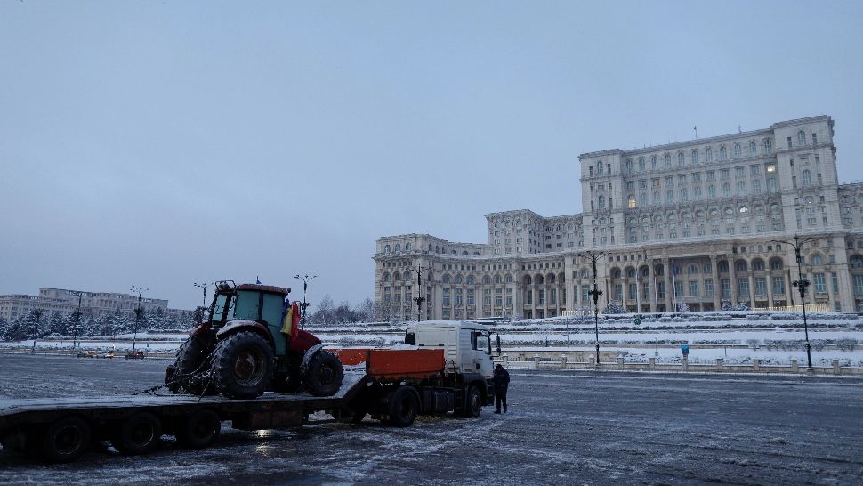 Protestul organizat de apropiații Dianei Șoșoacă, în fața Parlamentului, fără succes: Un singur camion este prezent