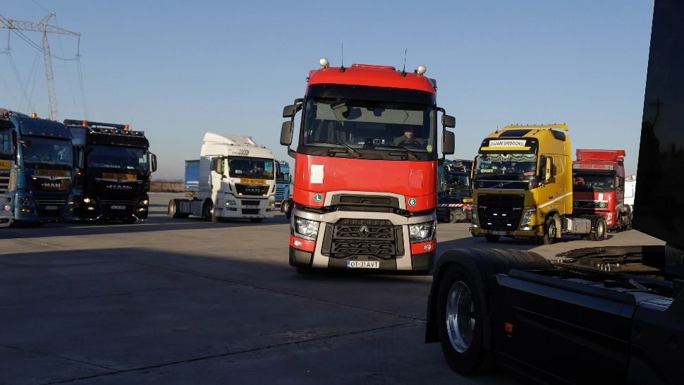 Negocieri la Ministerul Transporturilor. Grindeanu discută DOAR cu transportatorii agreați: cui îi ține partea ministrul