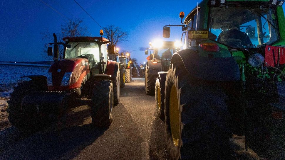 14 zile de proteste, oamenilor le-a ajuns cuțitul la os. Protestatarii din țară au pornit spre București cu 150 de utilaje