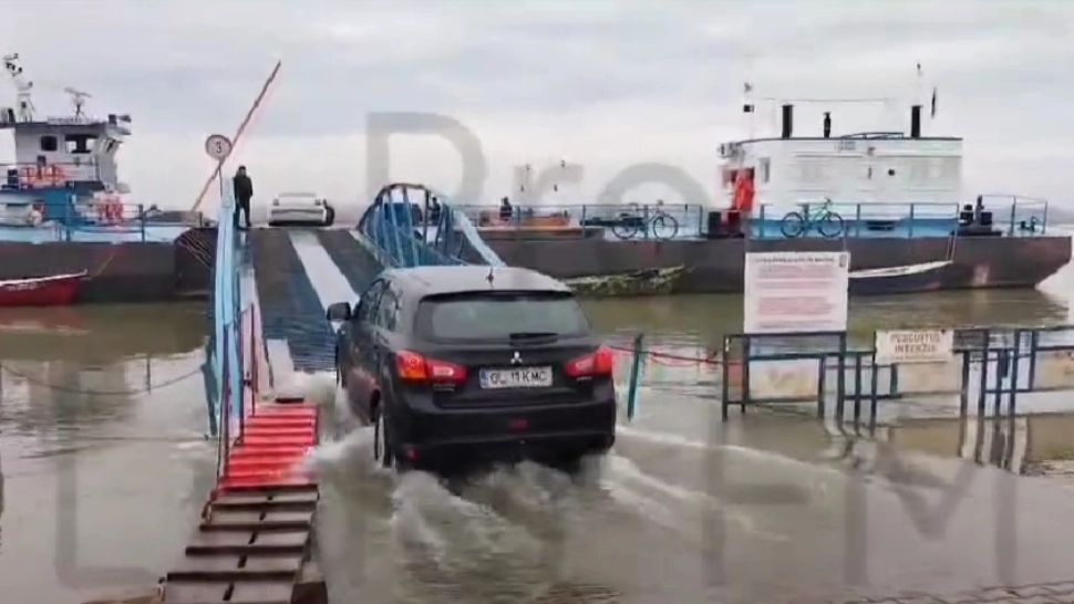 Pericol uriaș pentru șoferii care traversează Dunărea cu bacul la Galați. Mașinile, nevoite să tracă prin apă - Care este motivul