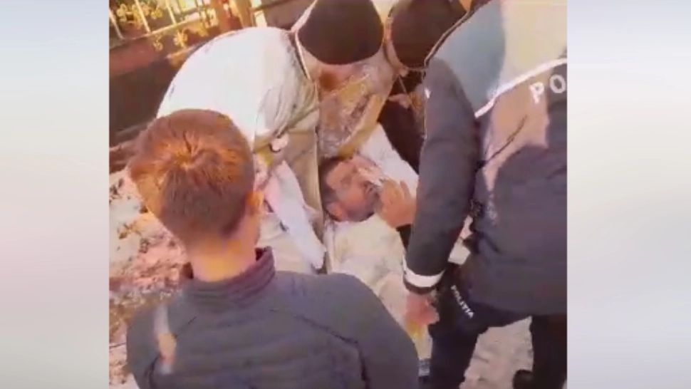 Preot cercetat penal, după ce s-a întins în faţa porţii unui cimitir din Suceava pentru a bloca o înmormântare penticostală VIDEO