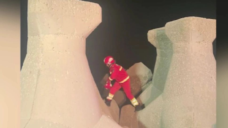 O persoană a rămas blocată între stabilopozi, în zona Cazinoului din Constanța. Intervenție extremă la malul mării