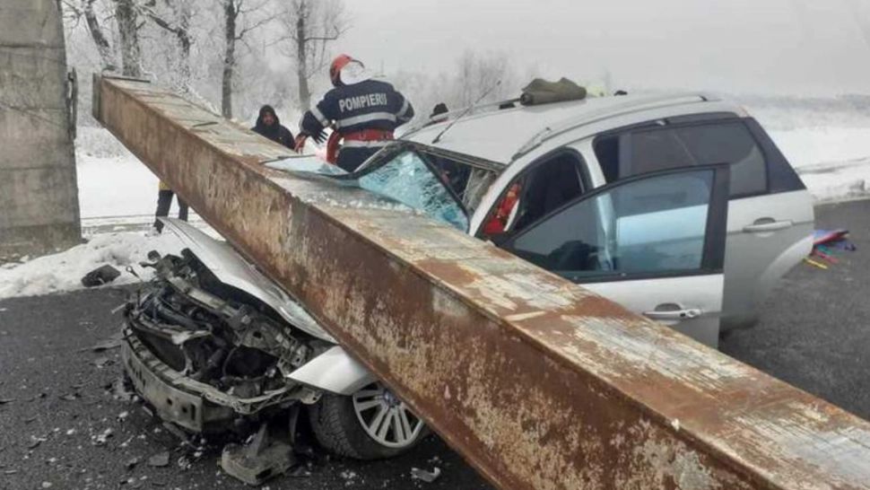 Un mort și 2 răniți după ce un limitator de înălţime s-a prăbușit peste o mașină, în Olt. Limitatorul, implicat într-un incident și în 2023