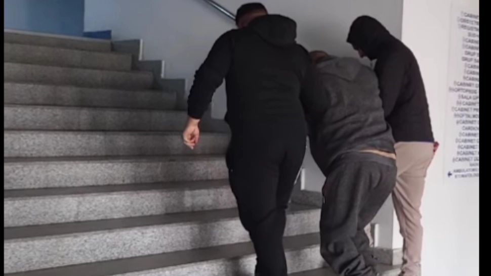 Pacienți cărați pe brațe de rude, după ce rampa pentru persoanele cu dizabilități s-a stricat, la cel mai mare spital din Oltenia - VIDEO