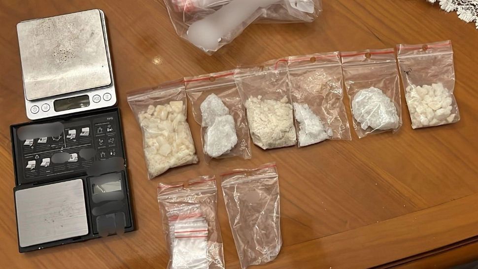 Trei bărbaţi, arestaţi preventiv pentru trafic de droguri. Stupefiantele, vândute inclusiv minorilor