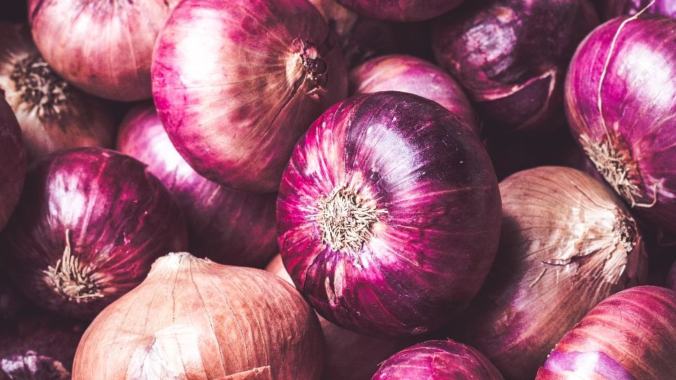 Alimentul-remediu din bucătăria ta. Cum să consumi ceapa ca să fii ferit de răceli şi gripe