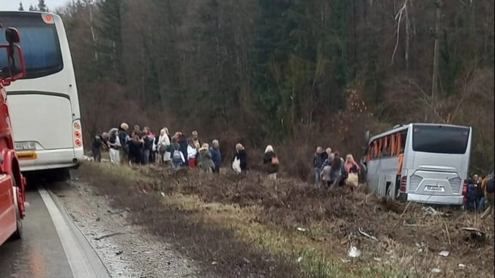 Autocar românesc, implicat într-un accident grav, în Bulgaria: 10 victime, între care doi români - FOTO