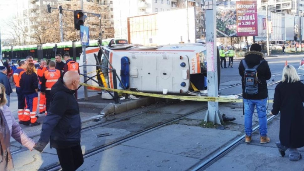 O ambulanță s-a răsturnat pe linia de tramvai, după ce s-a ciocnit cu două autoturisme, în Capitală - Patru răniți