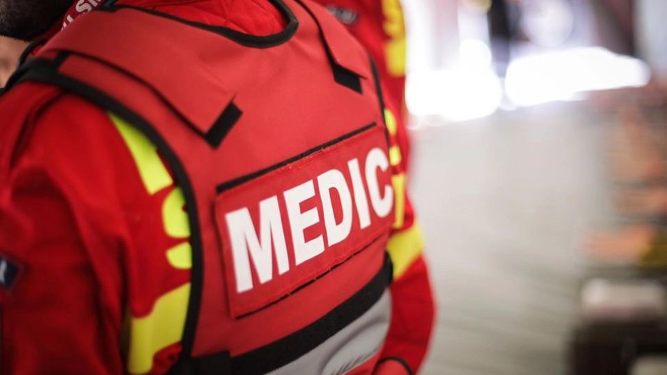 Accident grav în Suseni, jud. Argeș: o ambulanță în misiune s-a răsturnat. Pacienții și șoferul au rămas încarcerați - FOTO