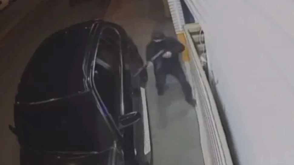 Execuție în stil mafiot la Atena. Un lider de clan interlop, răpus cu 90 de gloanțe - VIDEO