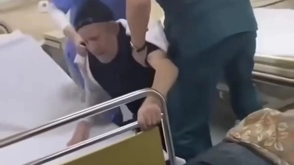 Scene șocante într-un spital din România, bătrân tratat asemeni unui animal - VIDEO ȘOCANT