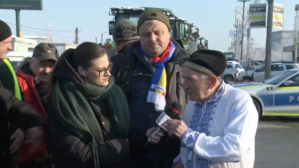 Fermieri de toate vârstele își susțin colegii. Un bunic și-a lăsat ferma și a venit cu mâncare caldă la Afumați: "Unirea n-a făcut-o Cuza, ci Moș Ion Roată!" VIDEO