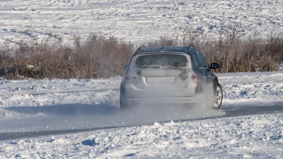Ce se întâmplă atunci când faci scheme cu mașina pe un lac înghețat. FOTO