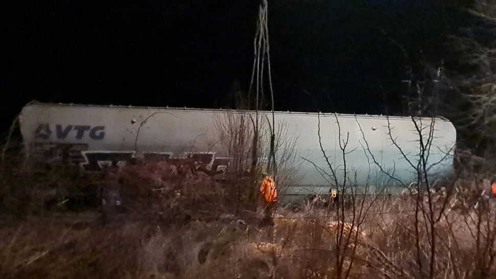 Dezastru pe liniile lui Grindeanu! Circulația feroviară, închisă în continuare între Craiova și Caracal, după ce un tren cu cereale a deraiat. Imagini șocante 