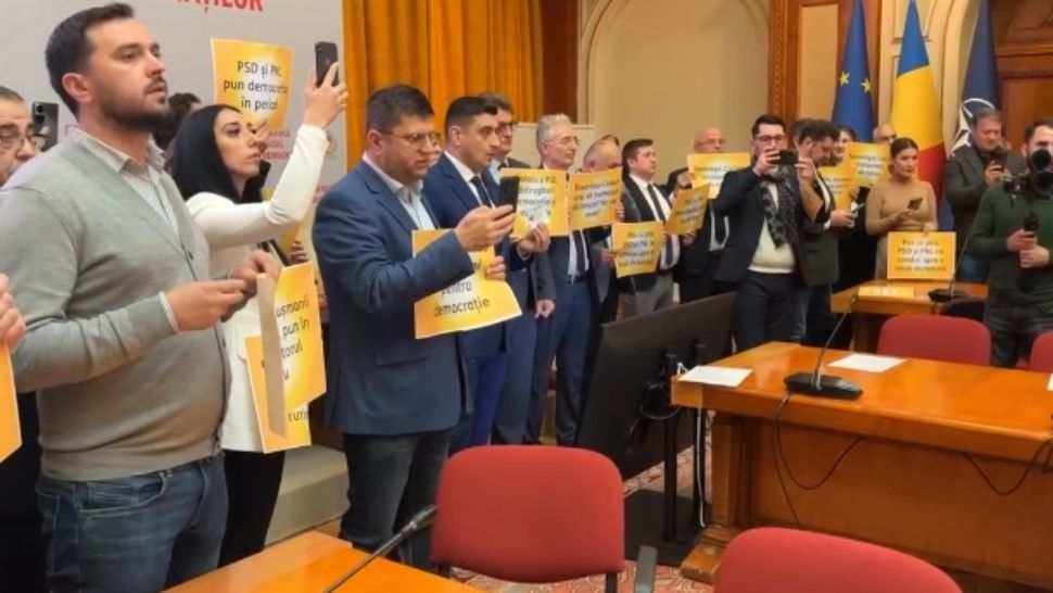 Protest AUR, la grupurile parlamentare ale PSD și PNL: „Spunem NU comasării alegerilor. Vrem democrație”
