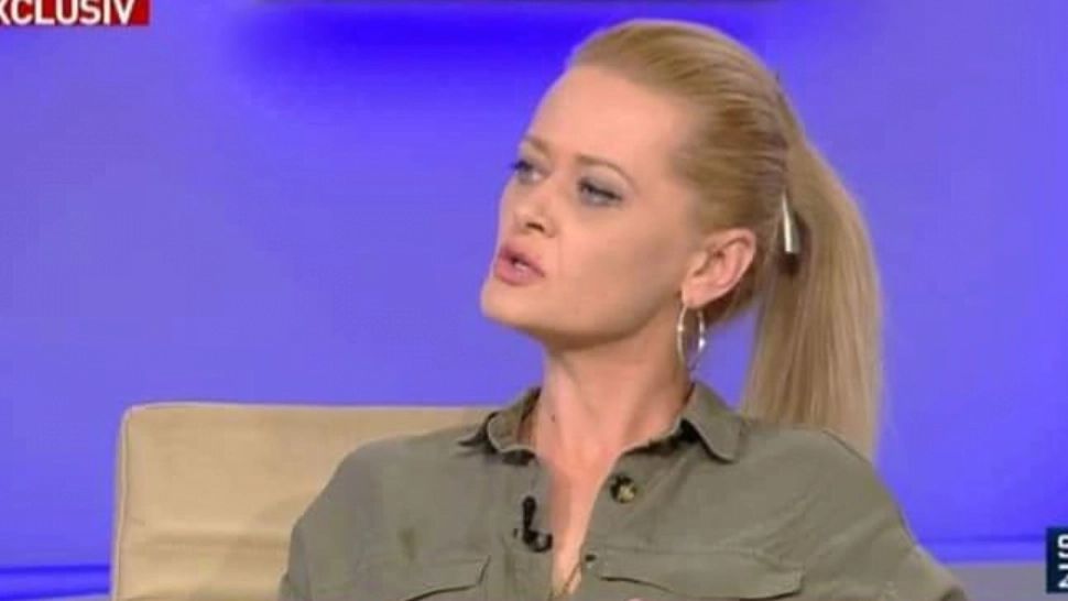 Protestatara Codruța Cerva, luată pe sus de Poliție - Scandal monstru în stradă