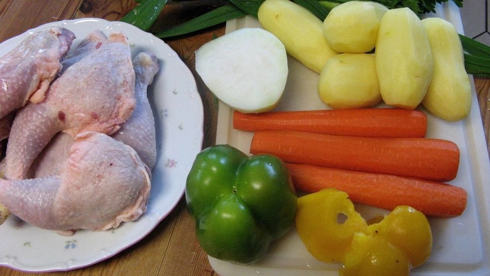 Cum să fierbi găina de țară mai repede. Ingredientul banal care frăgezește carnea