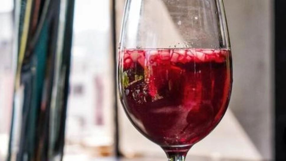 Cocktailul „fata somnoroasă”, rețeta care face furori pe TikTok. Chiar te ajută să adormi?